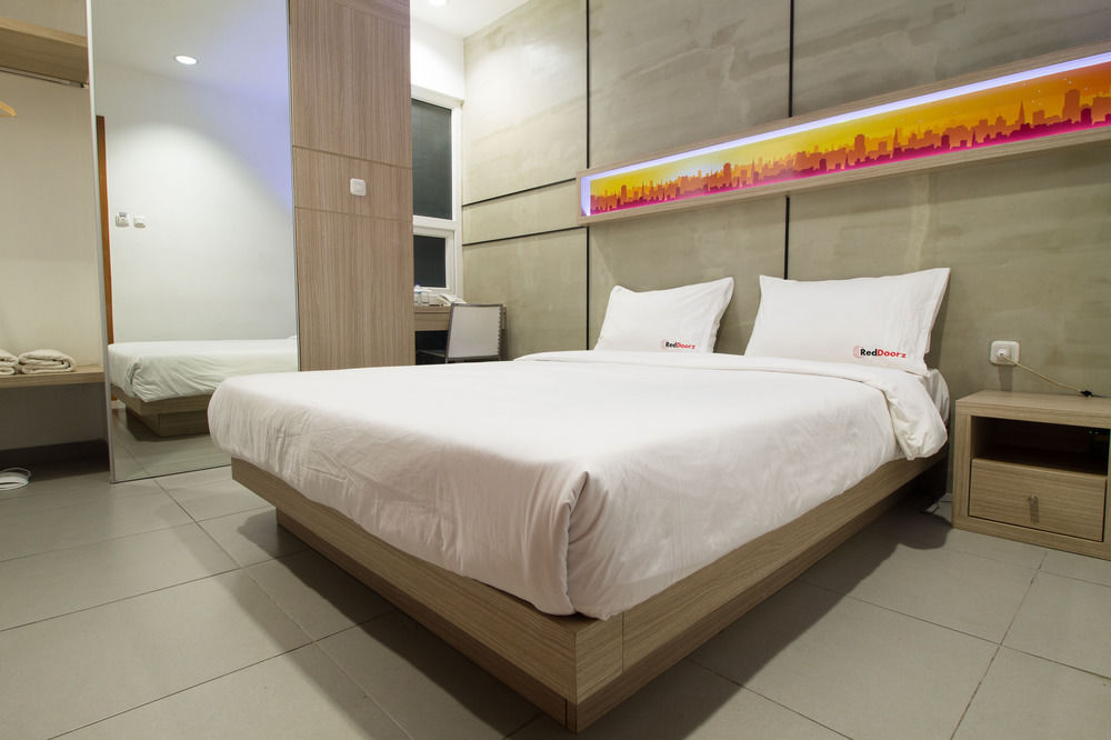Reddoorz Plus @ Setiabudi Eight จาการ์ตา ภายนอก รูปภาพ