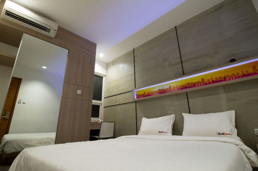 Reddoorz Plus @ Setiabudi Eight จาการ์ตา ภายนอก รูปภาพ