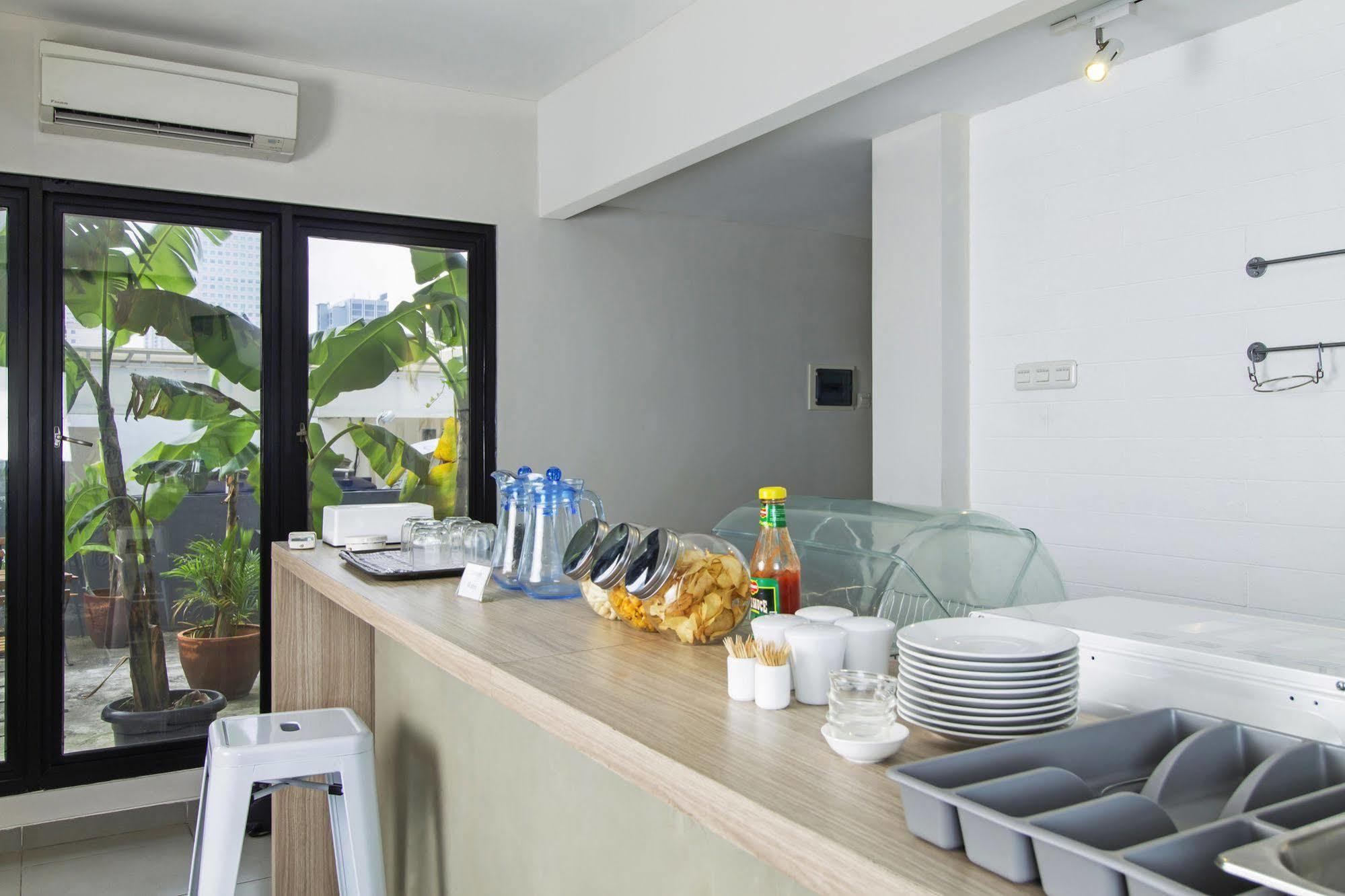Reddoorz Plus @ Setiabudi Eight จาการ์ตา ภายนอก รูปภาพ