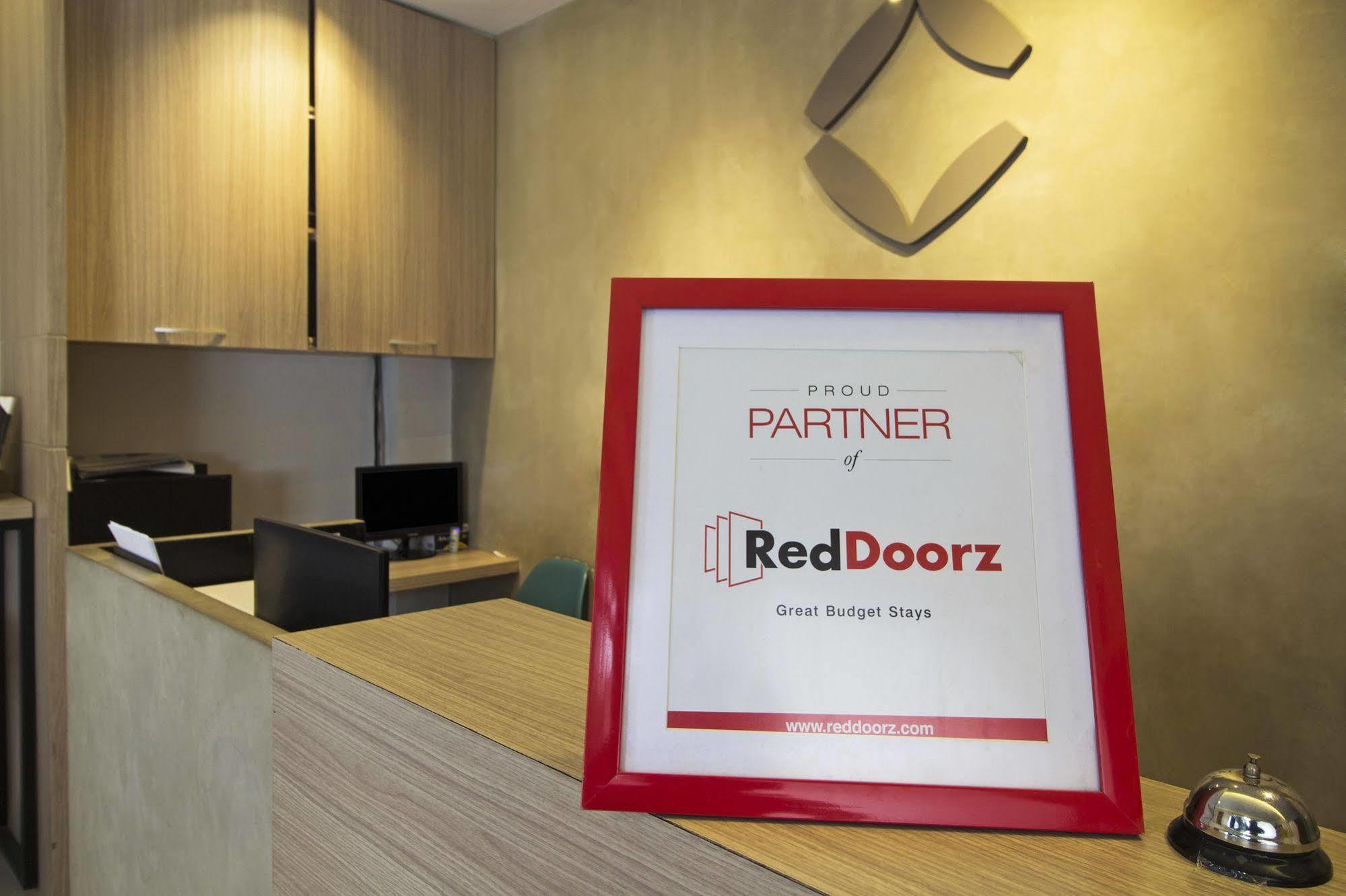 Reddoorz Plus @ Setiabudi Eight จาการ์ตา ภายนอก รูปภาพ