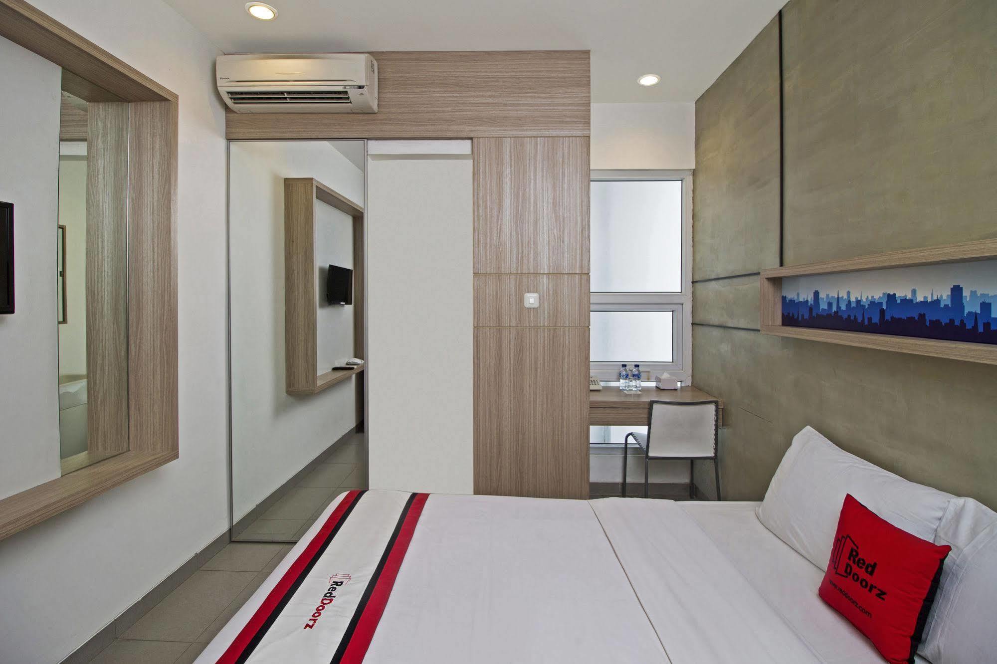 Reddoorz Plus @ Setiabudi Eight จาการ์ตา ภายนอก รูปภาพ