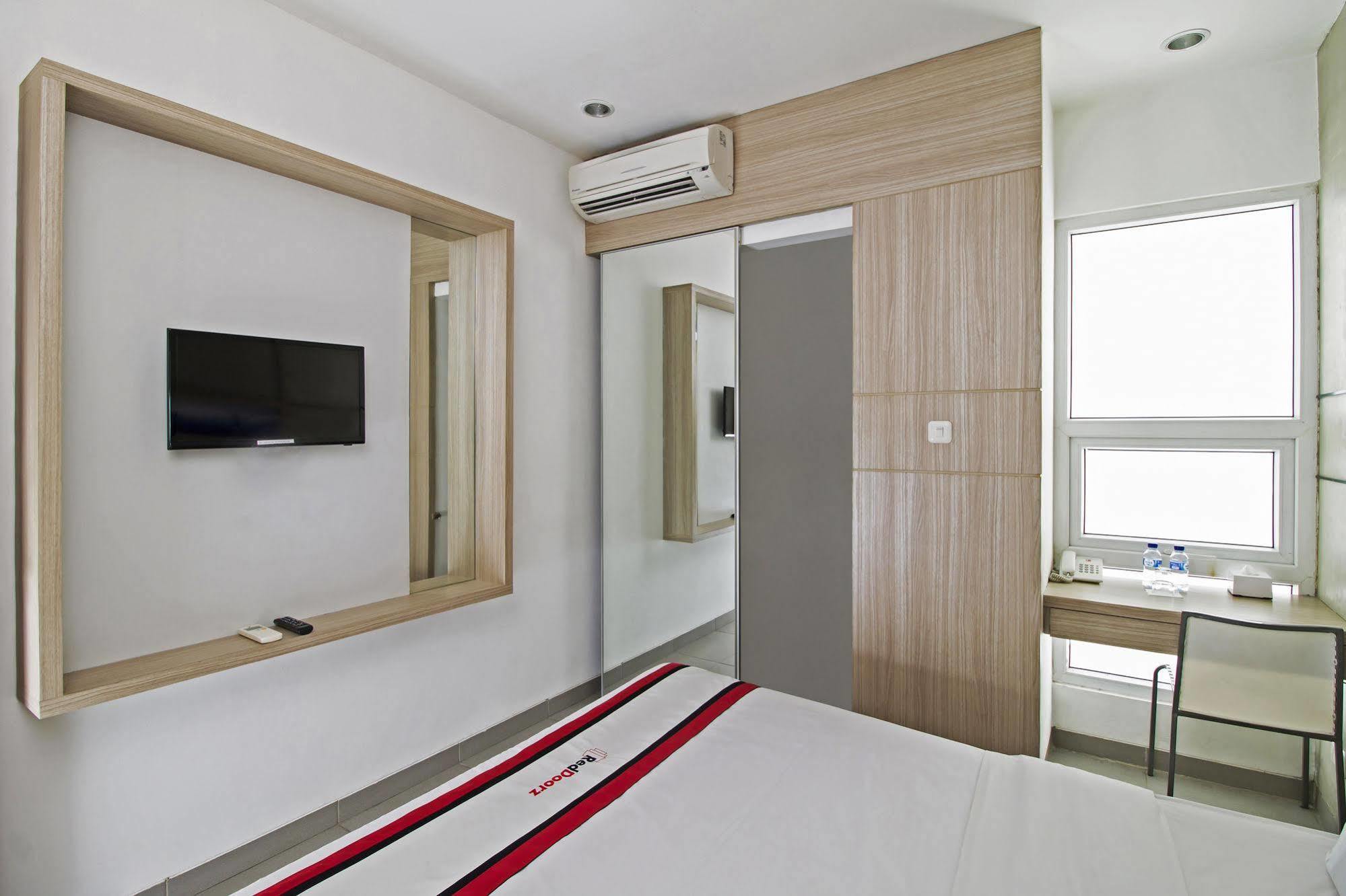 Reddoorz Plus @ Setiabudi Eight จาการ์ตา ภายนอก รูปภาพ