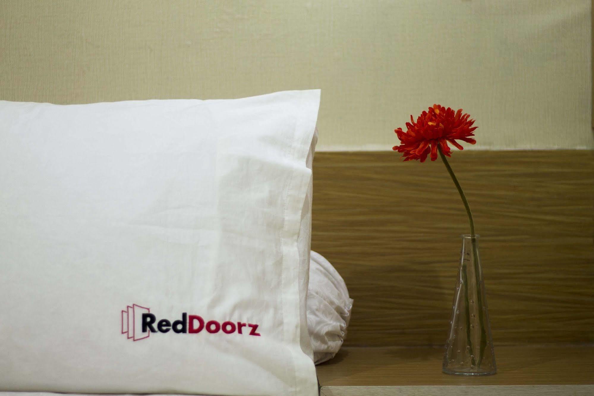 Reddoorz Plus @ Setiabudi Eight จาการ์ตา ภายนอก รูปภาพ